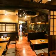 当店は靴を脱いで店内へ入り、足を降ろしてゆったりくつろぎながら料理を食べていただくスタイルです。出来立てアツアツの『もつ鍋』を頬張りながら、身も心もリラックスして味わっていただきたいですね。