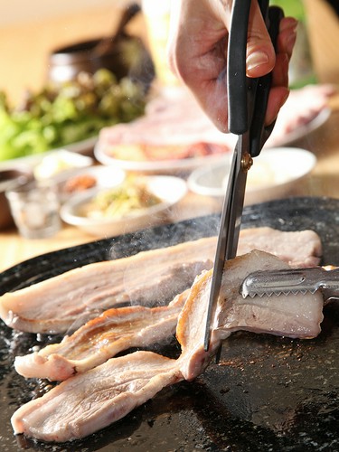 厚切りの三段バラを、ジューシーに焼き上げます！