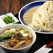 具だくさんが自慢の肉汁。銘柄豚と長ネギ、油揚げ、舞茸をたっぷりと。うどんは冷温選べます。