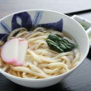 基本のかけうどん。このつゆのおいしさをご堪能ください。もちろんうどんは手打の優しさ。（こねぎ・生姜・揚げ玉が付きます）