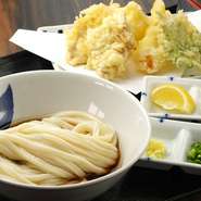 人気の天ぷら3種盛+ぶっかけうどん。寿庵の魅力凝縮の一番人気