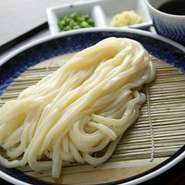 じまんのつけつゆに完全手打うどん。まずは名刺代わりの一杯にお試しください。あつもりあります。