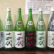現在日本で一番入手しずらいブランドが十四代でしょう。寿庵では常時山田錦、酒未来、愛山、吟撰、大吟醸、槽垂れ(冬季限定)など5種類以上在庫しています、
３種類の利き酒セット2000円もご用意しています。