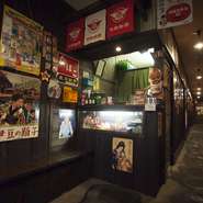 昭和世代の人には懐かしく、若い人には新鮮な昭和。その古き良き時代の雰囲気を再現するため、小物など隅々にまでこだわっています。ノスタルジックな引き戸の入口を開けると、路地裏の一本道がお出迎え。