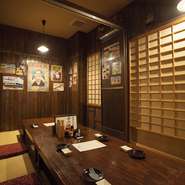 4名様向けの個室は、まるで昭和の家庭を訪問しているかのような雰囲気。掘りごたつに足を伸ばしてゆっくりくつろげます。気の合う友人との女子会にオススメです。