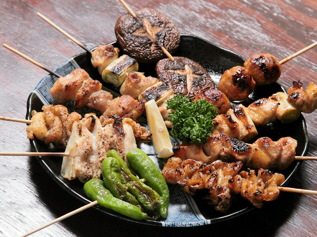 肉の旨味が凝縮。種類も豊富な『炭火焼き鳥』