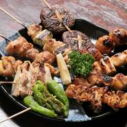 複数の備長炭をブレンドして焼き上げる『炭火焼き鳥』。味つけはタレ、塩、塩一味から選べます。