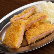 昭和のおふくろの味『ハムカツ』は厚切りでボリューム満点。ビールのおつまみにも最適です。