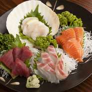 朝、水揚げされたばかりの新鮮な魚介類。その時期に最もおいしい4点が味わえるお得な一皿です。