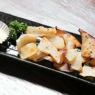 ほんのり甘くて香ばしい『エイヒレのあぶり』はビールや辛口の日本酒との相性抜群です。