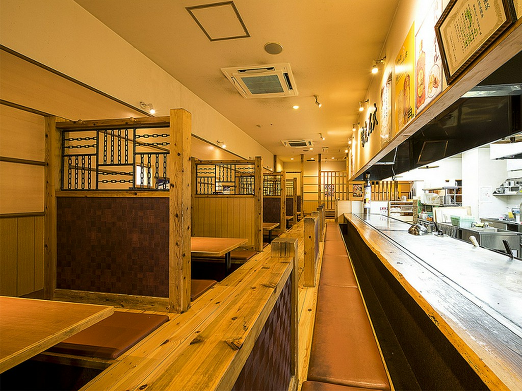 カップルに人気のカウンター席完備！カジュアルデートにおすすめ