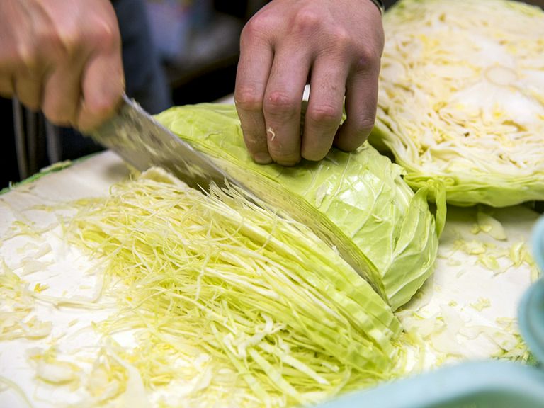 シャキシャキのキャベツを千切り、大葉は細かく刻み風味アップ