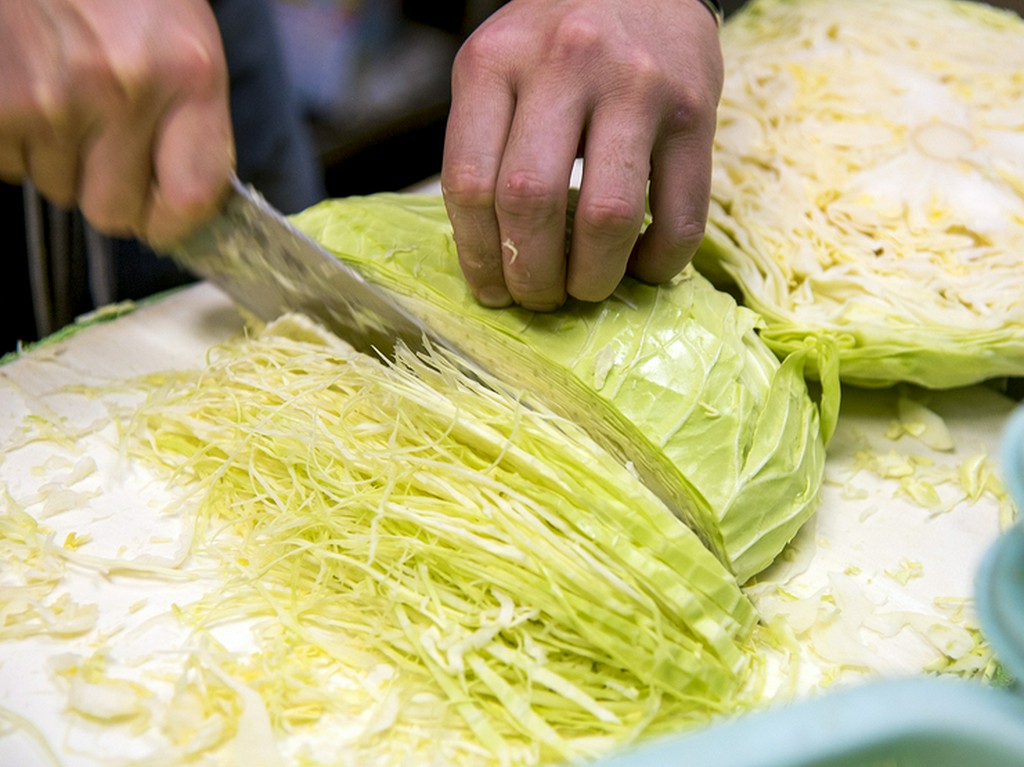 シャキシャキのキャベツを千切り、大葉は細かく刻み風味アップ