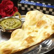 2種類のお肉とナンとカレーの取り合わせ