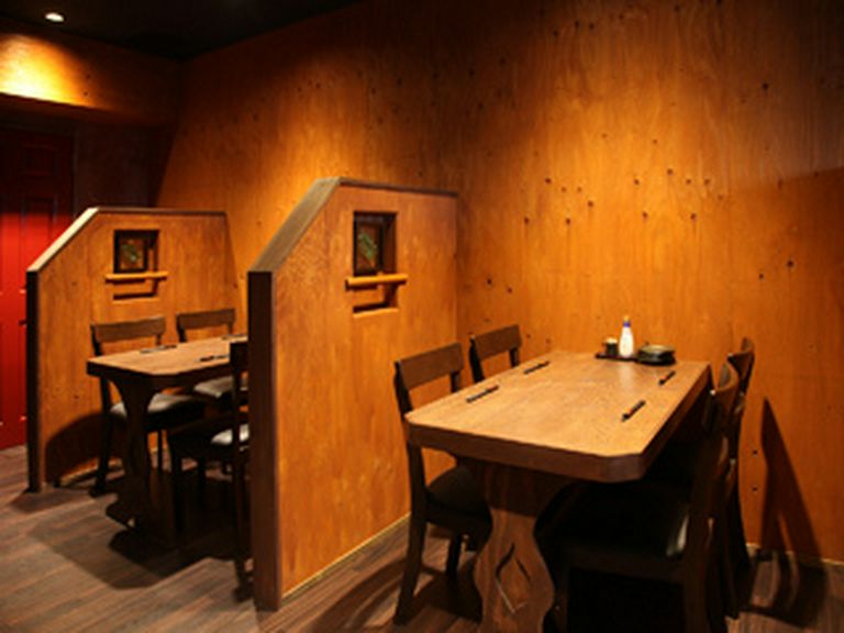 半個室風のテーブル席もご用意しております