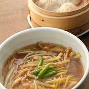 シャキシャキのセロリがクセになる醤油味の麺と点心の定番、小龍包をどうぞ！