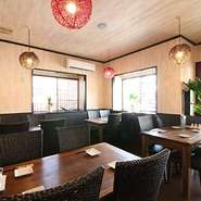 開放感溢れるテーブル席