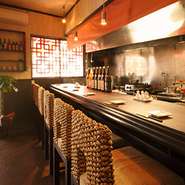 オープンキッチンを間近に見られるカウンター席