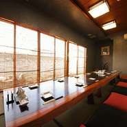 テーブル席だけでなく広い座敷もおすすめです