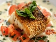季節により、スズキ、舌平目、鯛などの白身魚をご用意しています。