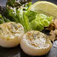 生食用を鉄板でサッとガーリックバターでソテーして、レアでご提供しています。