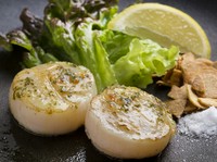 生食用を鉄板でサッとガーリックバターでソテーして、レアでご提供しています。