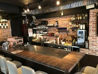 店内は窓に囲まれ開放的で明るい空間に、大きな鉄板前に9人座れるカウンターと、窓際の4人掛けのカウンター、静かな4人席の個室をご用意しています。是非、お好みのお席でお料理をお召し上がりください。