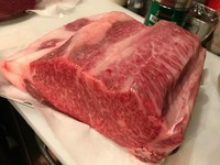 和牛最高級A５ランク。産地は仕入れ状況により変わります。主に九州産、佐賀、宮崎、又は神戸、近江牛、松阪牛など、取り揃えております。