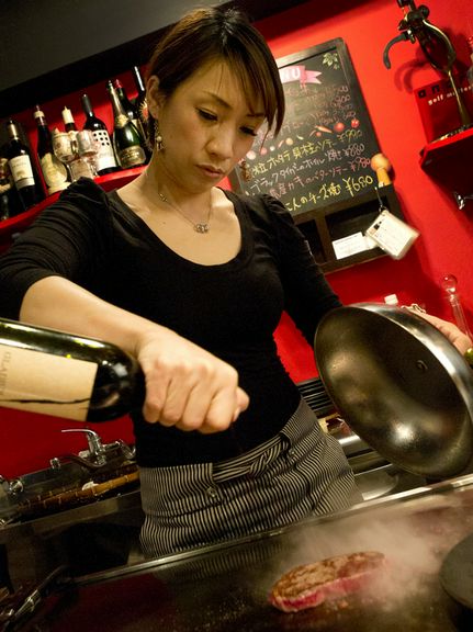 ダイナミックな調理シーンを