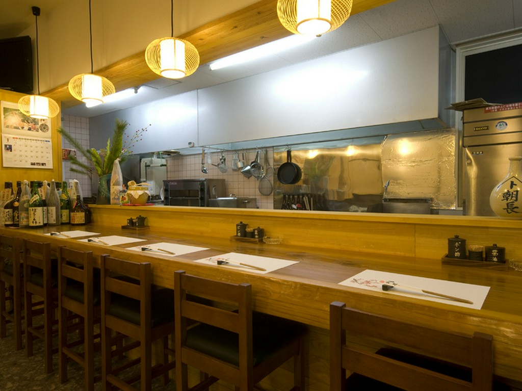 カウンターもございますので、一人でも気軽に!!