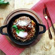 温泉卵とデミグラスソースの鉄板ハンバーグドリア
