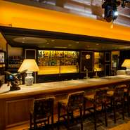 隣との間隔をゆったりと取った、カウンター席。食後にふらりと立ち寄り、お酒を楽しむこともできます。