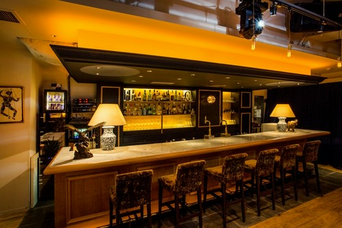 カウンター席ではゆったりとお酒が楽しめます。