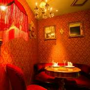 大きなソファでゆったりと寛げる個室席。まるでホテルのようなラグジュアリー空間。
デートや女子会でちょっぴりゴージャスな気分になれます。