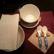 お子様用の食器やプラスティックのスプーン・フォークも用意があります。ママと取り分けて食べることができます。
＜離乳食の持ち込み＞も大丈夫。お店のスタッフにお願いすれば、＜ミルク用のお湯＞をもらうことができます。
アレルギー食材があったら省くなど対応をしています。当日でも大丈夫です。