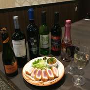 飲みやすさにこだわった各種ワインに良く合う沖縄料理や自家製濃厚クリームチーズ、厚切りベーコン等々、幅広いラインナップでお客様をお待ちしております！！
当店のハウスワインもぜひご賞味ください。