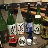 何よりも日本酒をこよなく愛する料理長が厳選してこだわり選びぬいたラインナップをご用意しております。季節や時期により日本酒の銘柄が変更されるのも魅力の一つ。