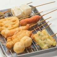 サクサクとした軽い口当たりに何本でも食べられてしまいそうな串揚げ。自家製のソースにたっぷりくぐらせいただきます。やわらかな豚ロースの串カツ・うずら・れんこん・海老・玉ねぎが盛られバラエティー豊か。