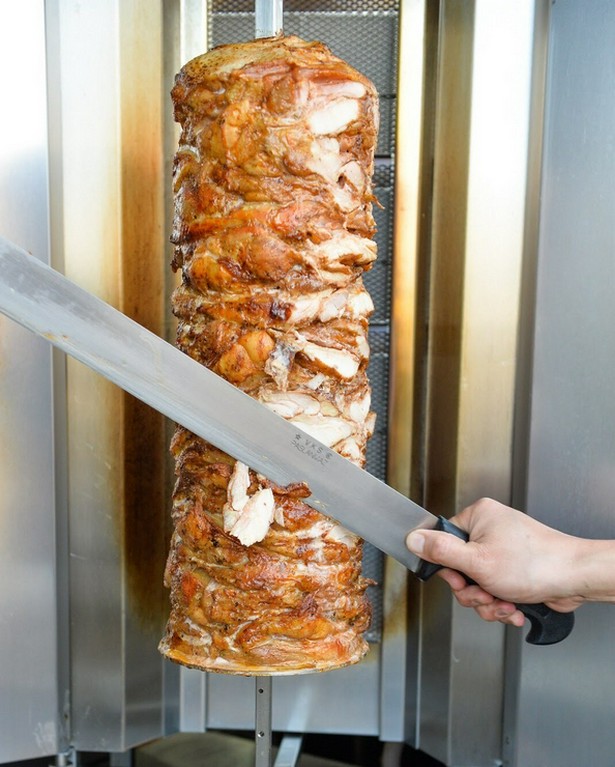 グルグル回りながら焼き上げられるチキン。肉の焼ける芳ばしい香りに食欲が刺激される『おつまみケバブ』