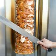 味付けしたチキンをグルグル回しながら焼き上げるトルコ料理。表面を薄くスライスして提供してくれます。ソースは甘口、中辛、辛口の3種類。程よく脂が落ちたチキンには、旨みがギュと閉じ込められています。