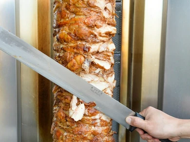 グルグル回りながら焼き上げられるチキン。肉の焼ける芳ばしい香りに食欲が刺激される『おつまみケバブ』