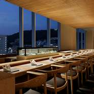 開放感のある大きな窓からの差し込む光、夕刻には夕日が望める鮨カウンター席を10席ご用意