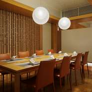 8名様用の個室。テーブルや照明にもこだわった和の空間