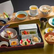 新登場！日曜日ディナー限定のお得なプラン
季節ごとのお料理全8品、フリードリンク120分付。
※前日までの要予約
※アニバーサリープレート（無料）をご希望の場合は3日前要予約
※4/25～5/6は毎日ご利用可能！