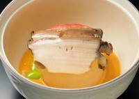 会席から鮨、鉄板焼まで、和と洋の匠の技が息づく「雅庭」ならではの美食の満喫コース。