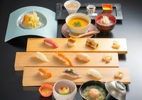 季節の魚貝と旬の野菜のネタをお楽しみいただける鮨コースです。