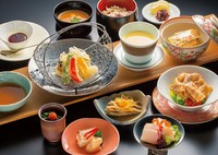 120分フリードリンク付 ※要予約

3つのプランからお選びいただけます
〇12,500円プラン コース料理 全6～7品　
〇15,800円プラン コース料理 全7品
〇22,000円プラン コース料理 全8品