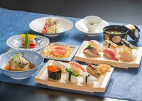 鮨職人が、その時々で最もおいしいネタを厳選した握り鮨七貫のコース料理をお楽しみください。