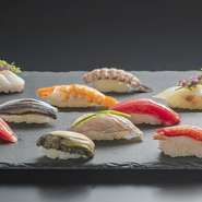 厳選した旬の新鮮なネタや希少なネタを仕入れ握る鮨。
目の前で職人が握るライブ感あふれる鮨カウンターは、厳島神社の回廊をイメージした朱色をさし色に、開放感のある大きな窓が特徴。夕刻には夕日も望めます。