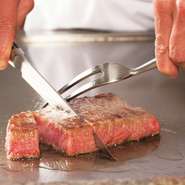 月替わりのブランド牛をお楽しいただける鉄板焼。
厳選された食材をその場で焼き上げ、「見る、音、香る、感じる、味わう」五感を満たす特別な時間をお楽しみいただける鉄板カウンターもございます。